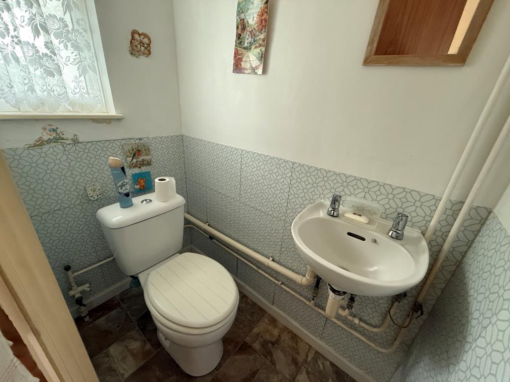 Lot: 81 - END-TERRACE HOUSE OF NON-TRADITIONAL CONSTRUCTION - Downstairs W.C.